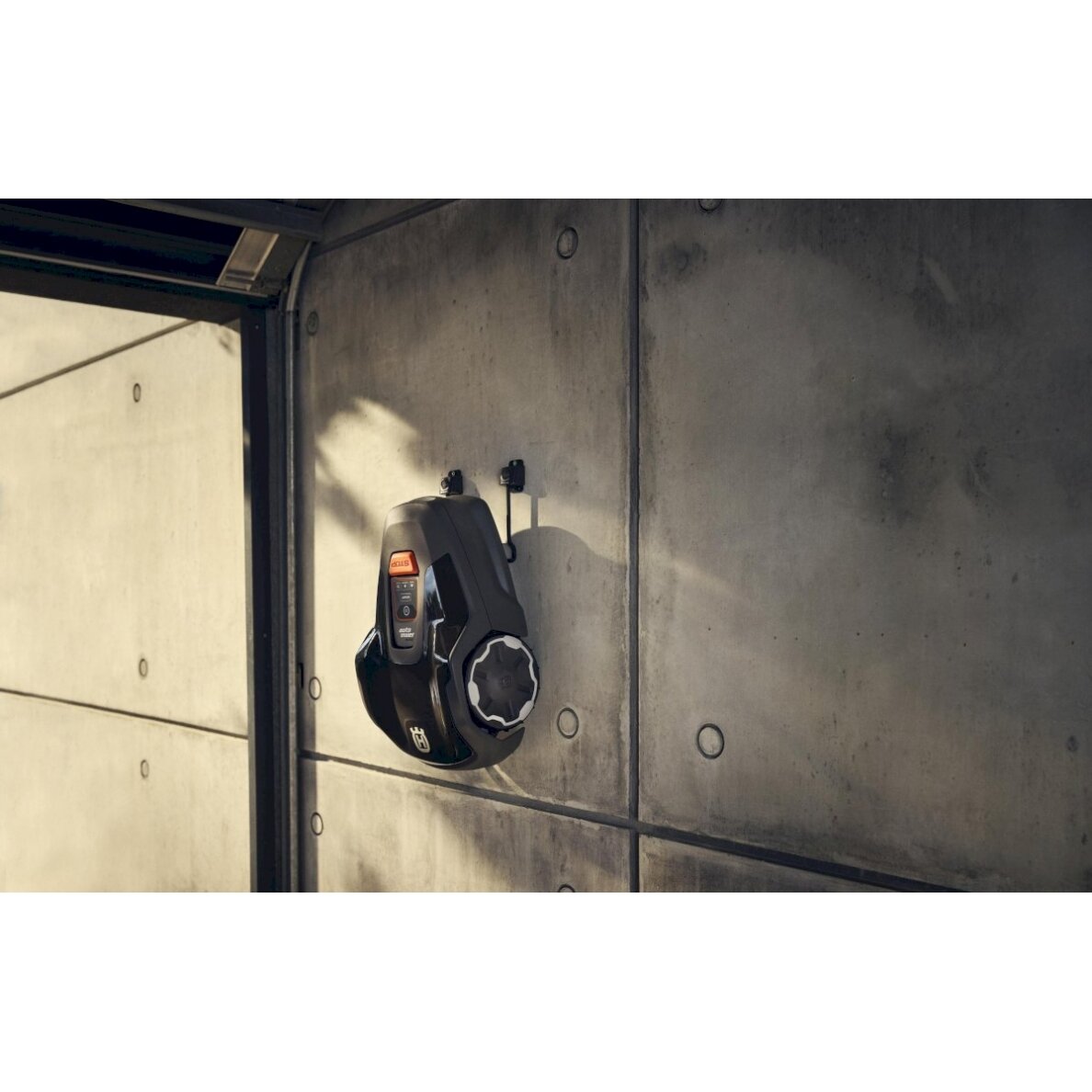 Husqvarna Automower® Aspire™ R4 1 Husqvarna Automower® Aspire™ R4 1